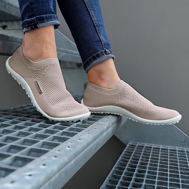 Rosé Chausson Barfuß-leguano® beige sur un pied, sur une échelle.