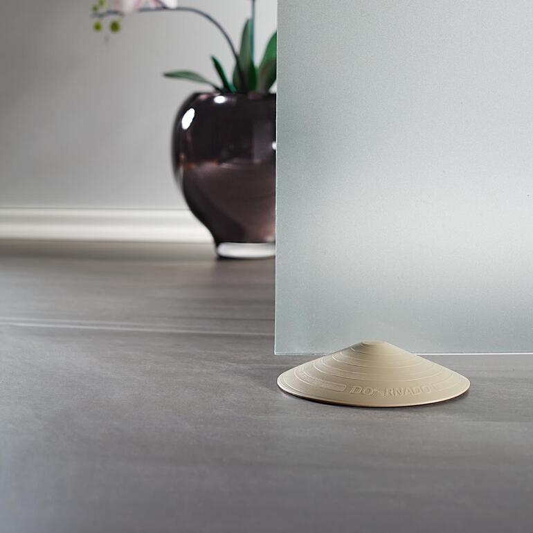 Objet de porte Doornado en beige, maintenu par une porte.