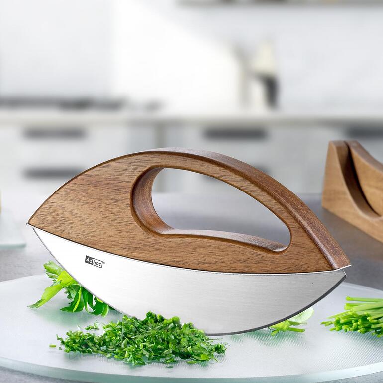 Couteau à hacher à une main Wave avec poignée en bois, sur une planche à découper.