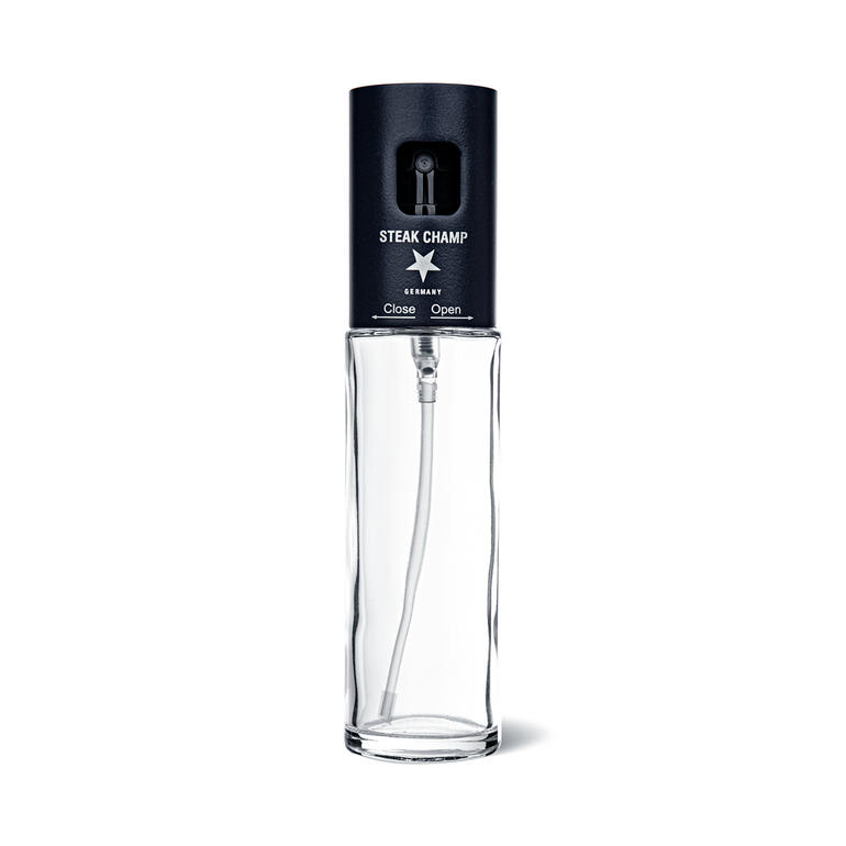Vaporisateur d'huile avec filtre dans une bouteille transparente, sur fond blanc.