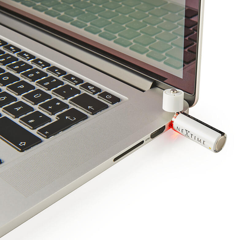 Facilement rechargeable sur tout port USB. Sans chargeur ni câble. Batterie rechargeable USB insérée dans un ordinateur portable, avec lumière rouge.