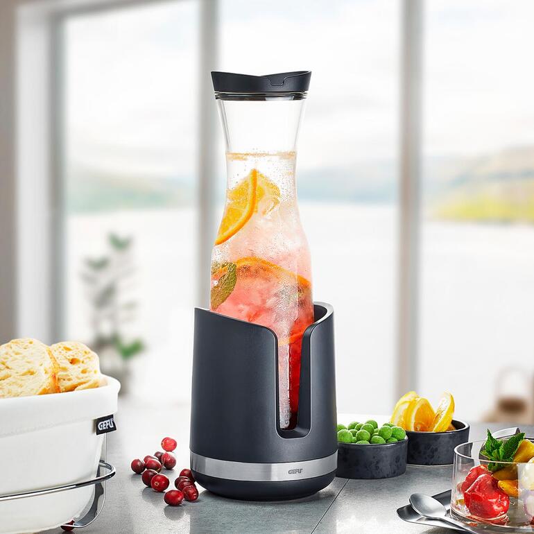 Seau à vin SMARTLINE avec une carafe transparente et des fruits frais.