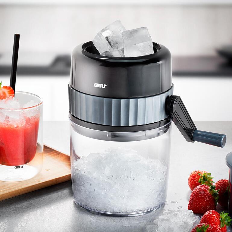 Broyeur à glace à manivelle avec des glaçons et de la glace pilée.