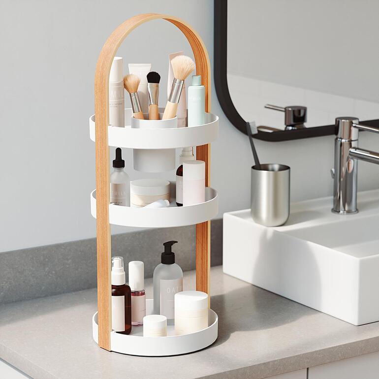 Organiseur avec des produits cosmétiques sur un évier de salle de bain.