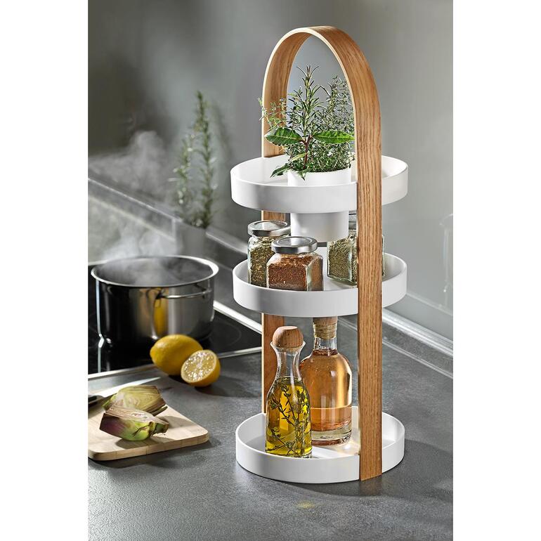 Avec gobelet amovible intégré au plateau supérieur. Organiseur dans la cuisine avec des herbes et des huiles sur le plan de travail.