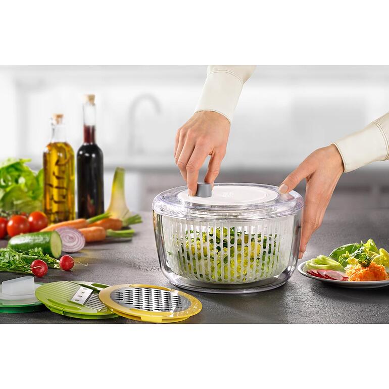 Ensemble Joseph Joseph Multi-Prep™ préparant une salade avec des légumes.