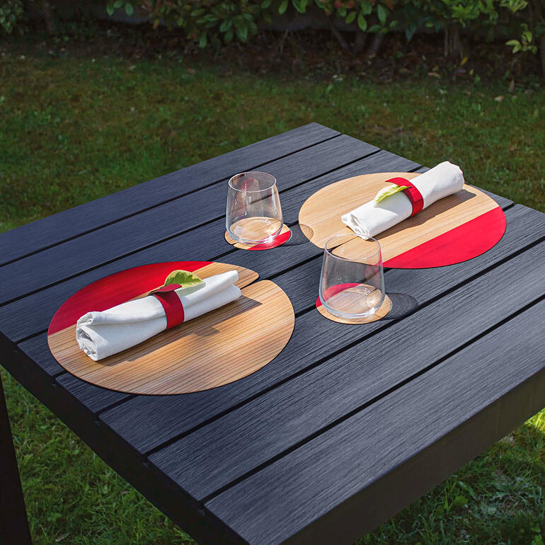 Set de table ou sous-verres au look naturel avec des serviettes et des verres sur une table.