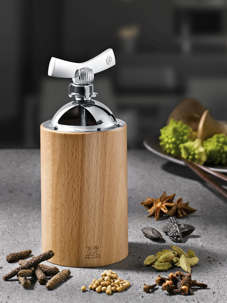 Moulin à poivre et à épices Peugeot en bois.
