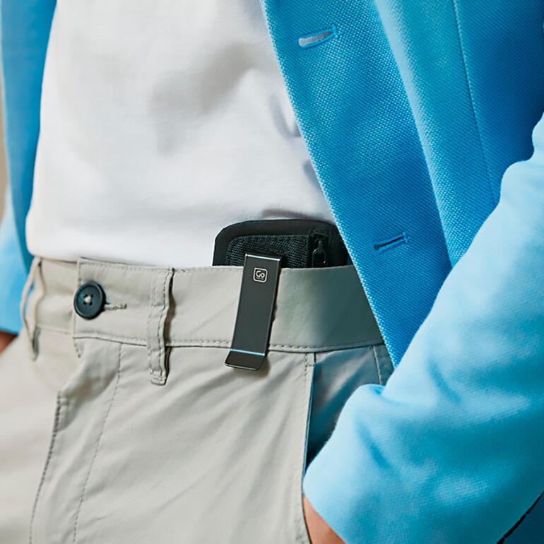 Mini portefeuille Clippouch dans la poche d'un homme