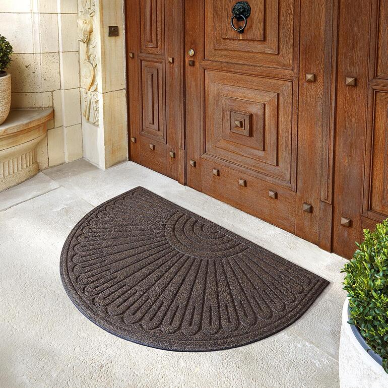 Tapis de porte semi-circulaire en caoutchouc recyclé, décoratif et fonctionnel à l'entrée.
