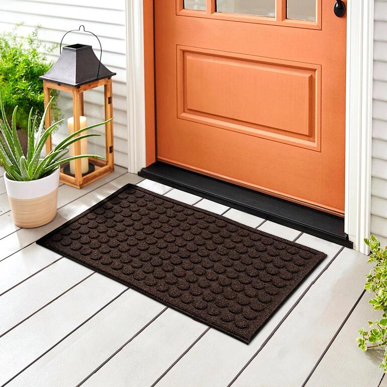 Tapis semis-circulaire en caoutchouc recyclé brun, idéal pour l'entrée.