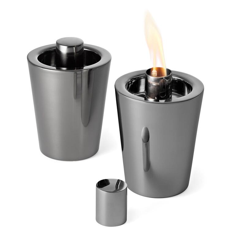 Deux torches de table en matériau métallique, l'une avec une flamme.