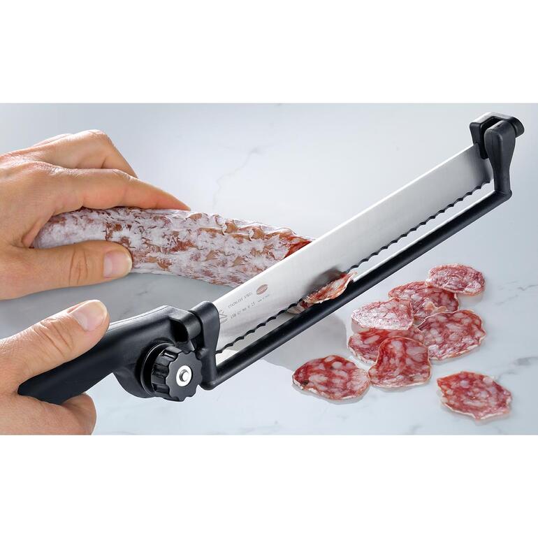 Vous coupez toujours lʼepaisseur de tranche souhaitée de manière précise ; que ce soit du pain croustillant, un salami dur, ou bien un fromage, une tomate, un oignon … Couteau à scie coupant de la salami en tranches sur un fond clair.