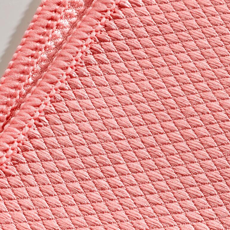 La structure tissée spécifique rend les chiffons en microfibres bioactifs très absorbants. Gros plan d'un chiffon anti-graisse rose en tissu.