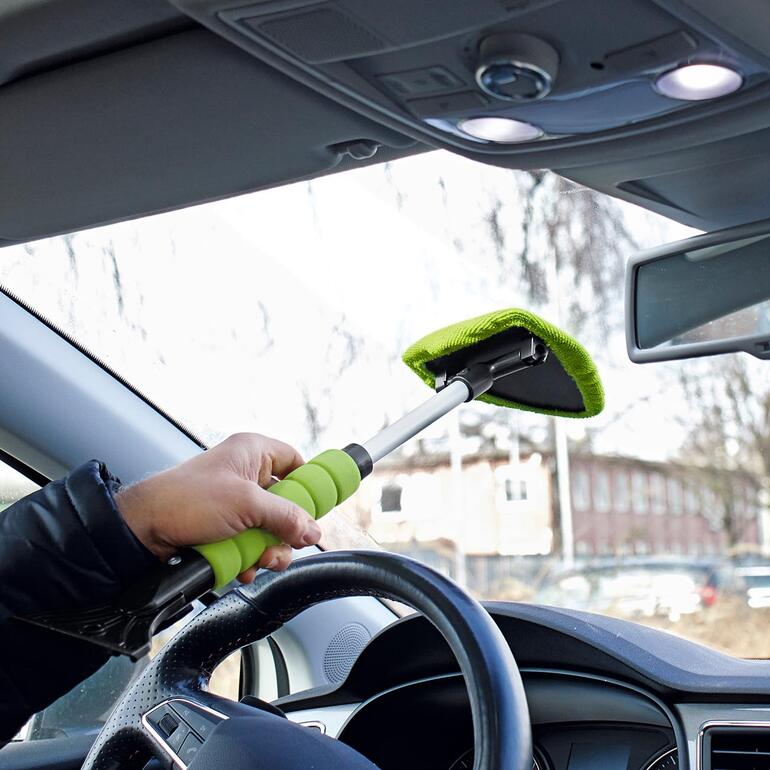 Nettoyeur de vitre et grattoir à glace combinés, lot de 2 pièces Personne nettoyant le pare-brise avec un nettoyeur de vitres combiné