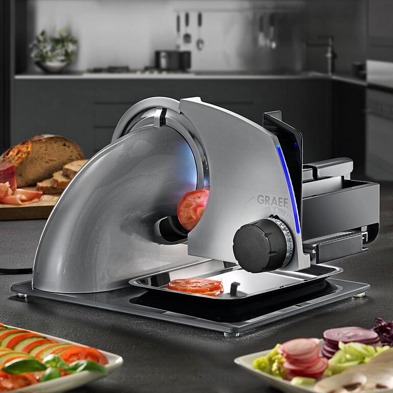 Trancheuse professionnelle Graef SKS 700 dans une scène de cuisine moderne.
