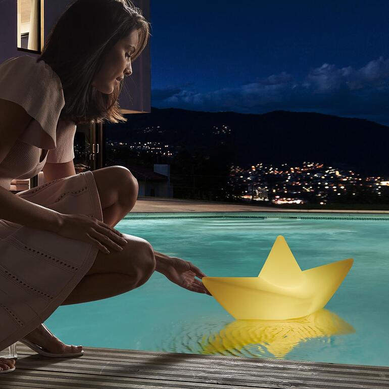 The Boat Lamp™ flotte dans la piscine la nuit