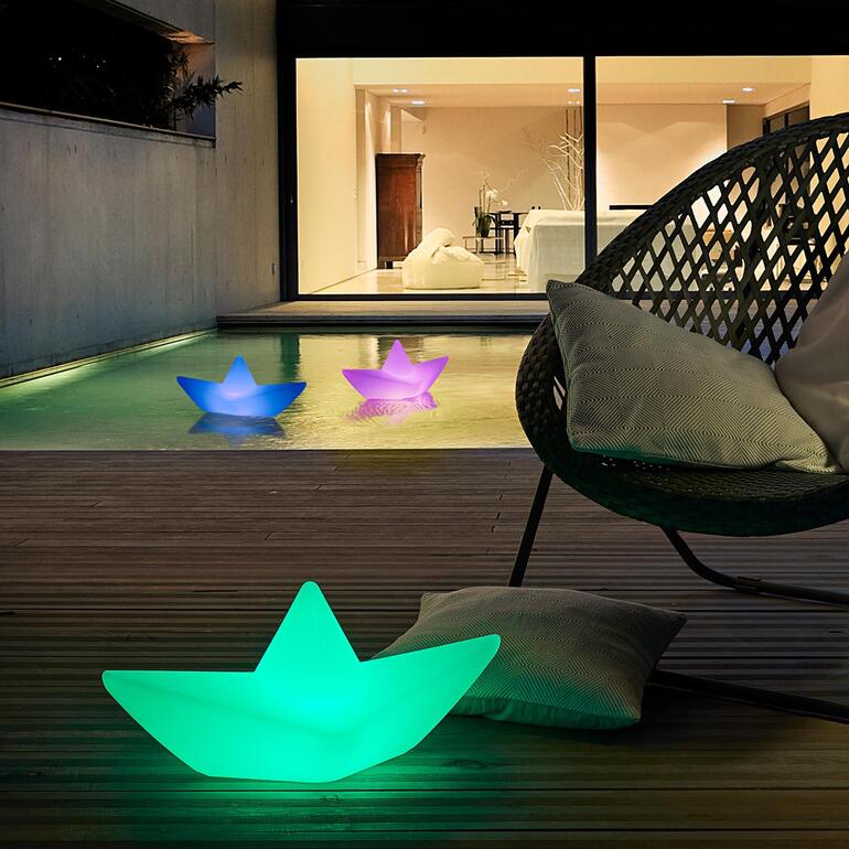 The Boat Lamp™ Plusieurs The Boat Lamp™ de différentes couleurs dans la piscine