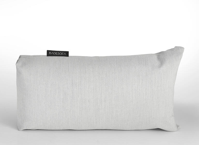 Le coussin de taille XS est également idéal pour réduire la longueur de la baignoire. Coussin de bain de couleur neutre, forme rectangulaire sur fond blanc.