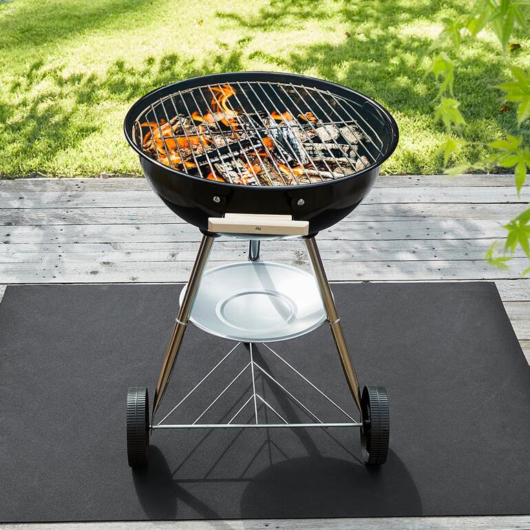 Parfait en tant que tapis en dessous du barbecue qui protège vos sols des éclaboussures dʼhuile et de graisse, et des traces de brûlures. Gril sur un tapis de protection en recyclage à l'extérieur.