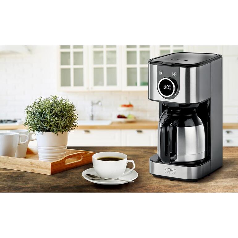 Cafetière design Selection avec verseuve thermos Machine à café design avec carafe en acier inoxydable sur table.