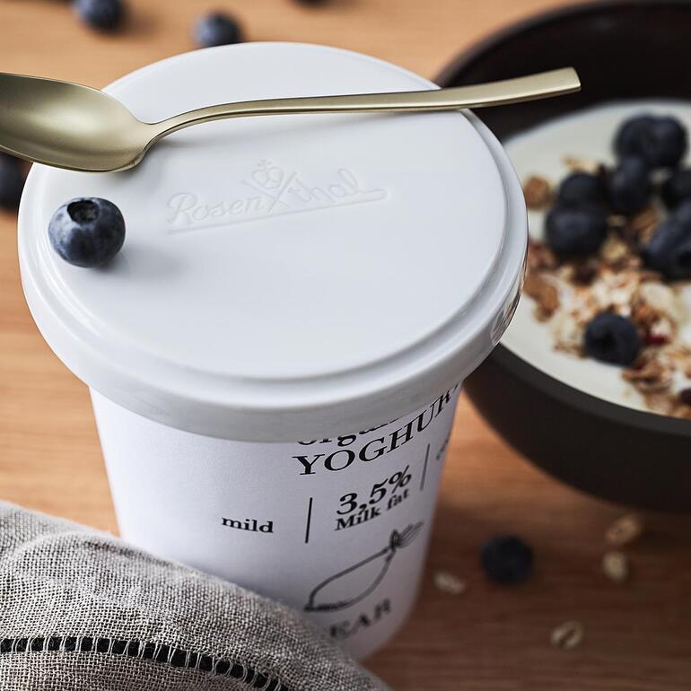 Couvercle Rosenthal sur un pot de yaourt avec des baies fraîches.
