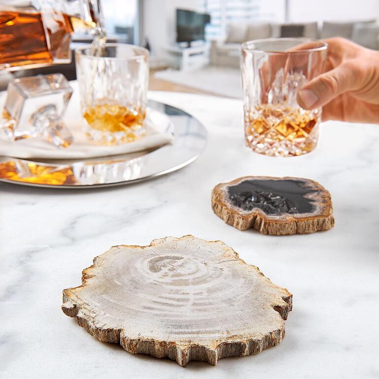 Sous-verres en bois sur une table avec un verre de whisky.