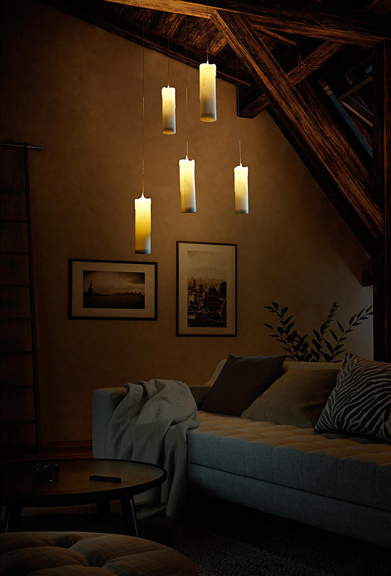 Bougies LED suspendues dans une pièce chaleureuse.