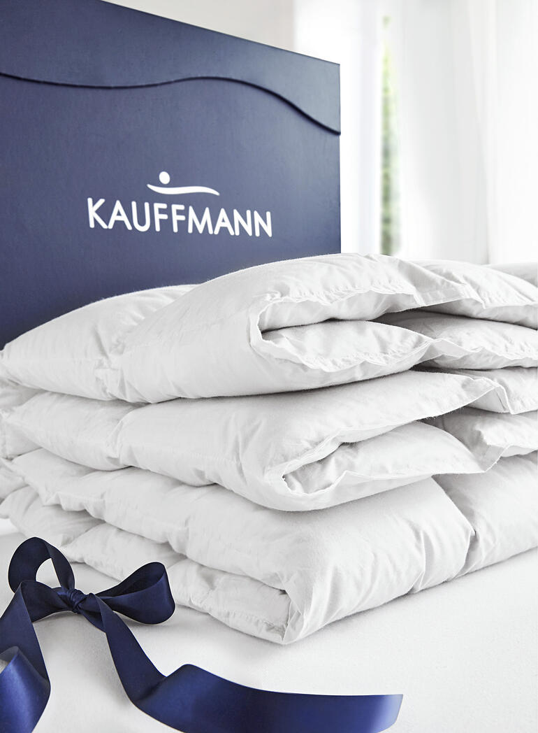 Le rembourrage bouffant en plumes d’Eider offre une chaleur légère hors pair. Couette en duvet d'eider dans un emballage avec étiquette Kauffmann