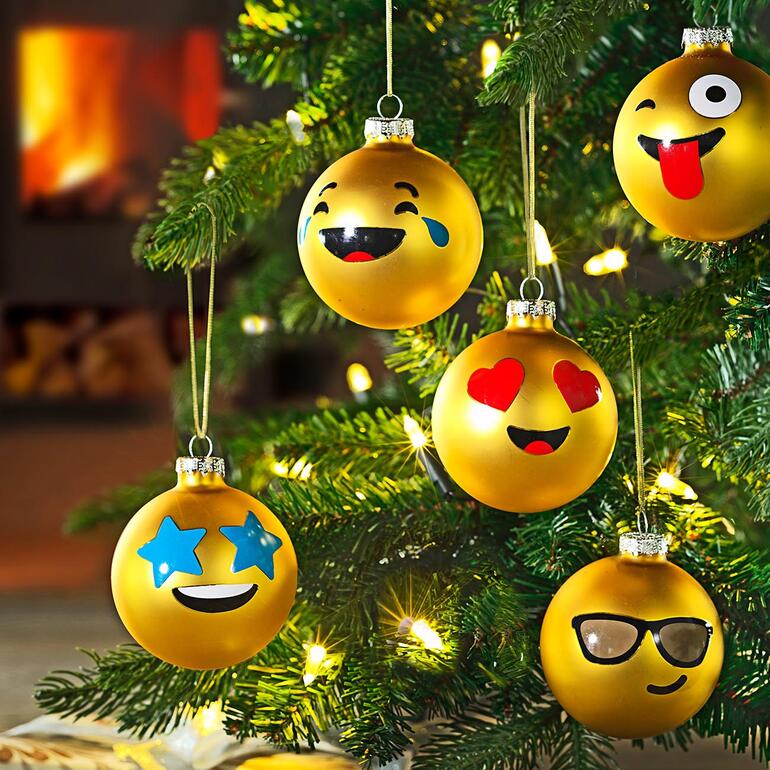 12 boules de Noël emoji colorées sur un sapin de Noël