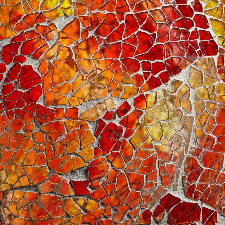 Un objet décoratif qui attire le regard même en journée. Fragments de verre colorés en rouge et orange pour la boule de jardin.