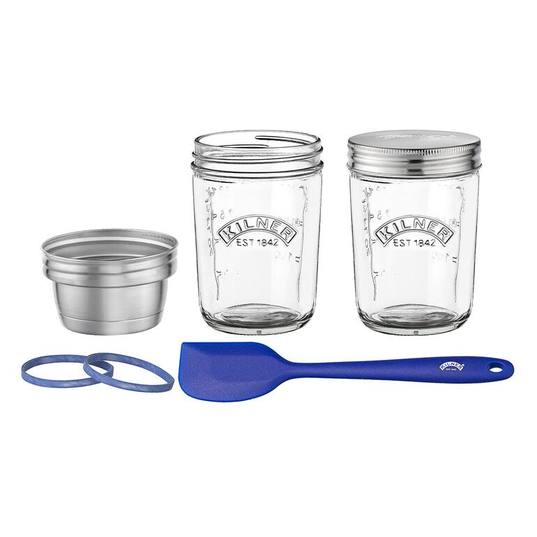 Appareil à levain Kilner® Set Kilner® de préparation de pain au levain avec deux bocaux et accessoires sur une table