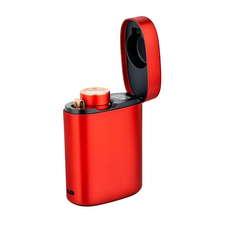Grâce au boîtier de recharge, vous pouvez prolonger la durée dʼéclairage jusquʼà 94 (!) jours – sans prise ni alimentation secteur. Étui de chargement rouge pour Olight Baton 3 avec couvercle ouvert