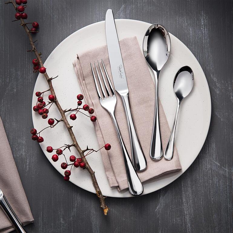 Couverts design Radford présentés sur une assiette.