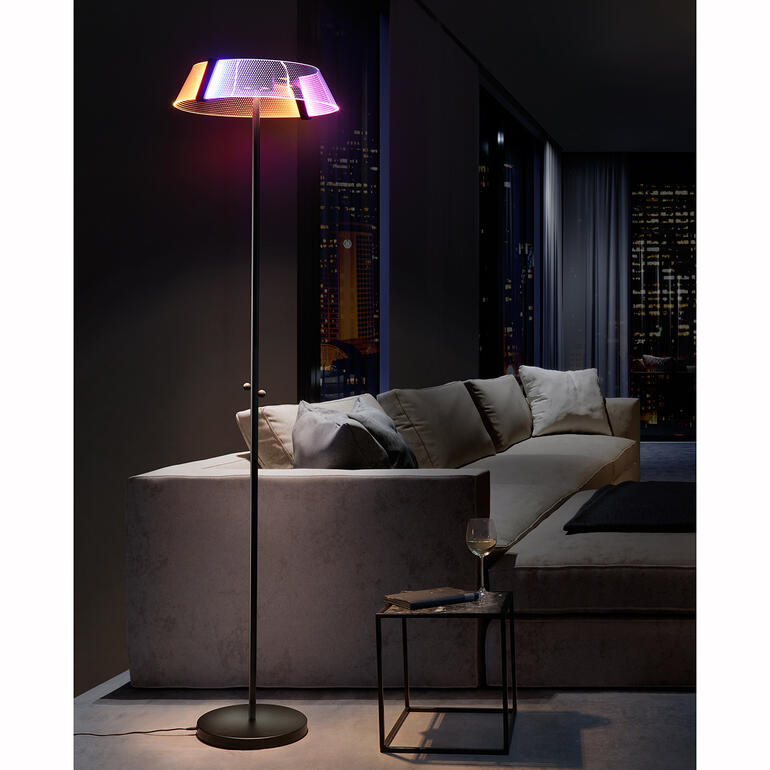 Lampadaire design 2.0 dans un salon moderne avec éclairage violet et jaune.