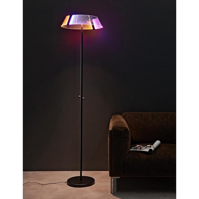 Lampadaire design 2.0 dans une pièce sombre avec éclairage coloré.