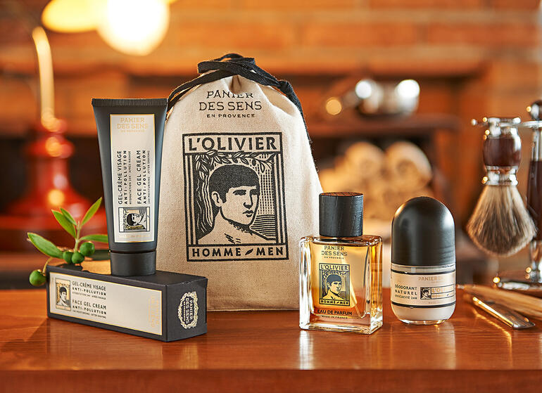 L’Olivier set cadeau avec des produits de soin du visage dans une ambiance rustique.