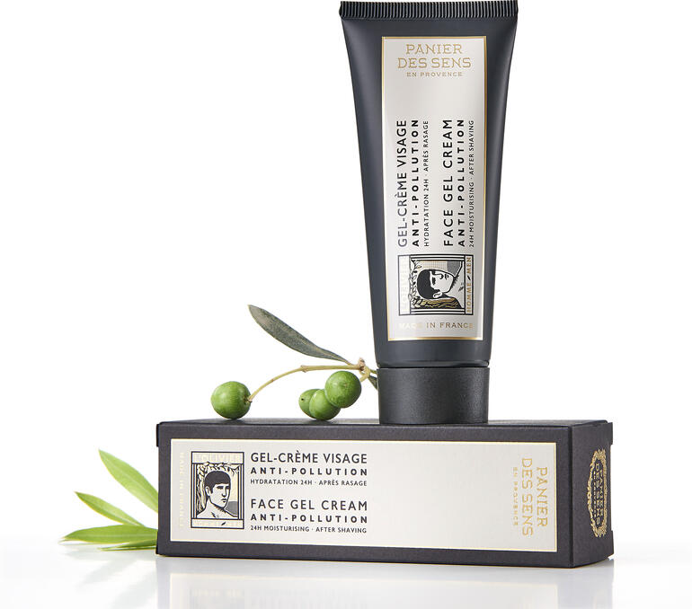 Crème de soin du visage L’Olivier dans l'emballage sur fond blanc.