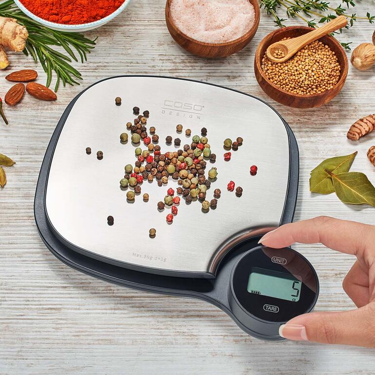 Balance de cuisine Kinetic-Energy avec des poivres colorés dessus.