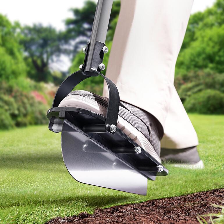 Tonteuse de bordure à pied utilisée pour couper le bord de la pelouse.