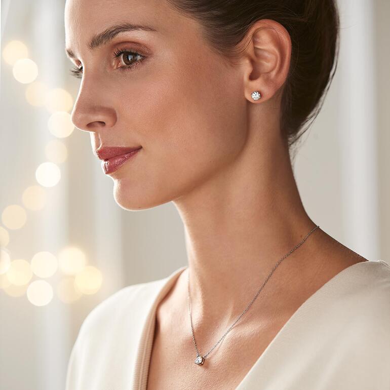 Pendentif avec chaîne assortie et Boucles d’oreille, Plaquées rhodium Femme portant des bijoux Moissanite : boucles d'oreilles et pendentif