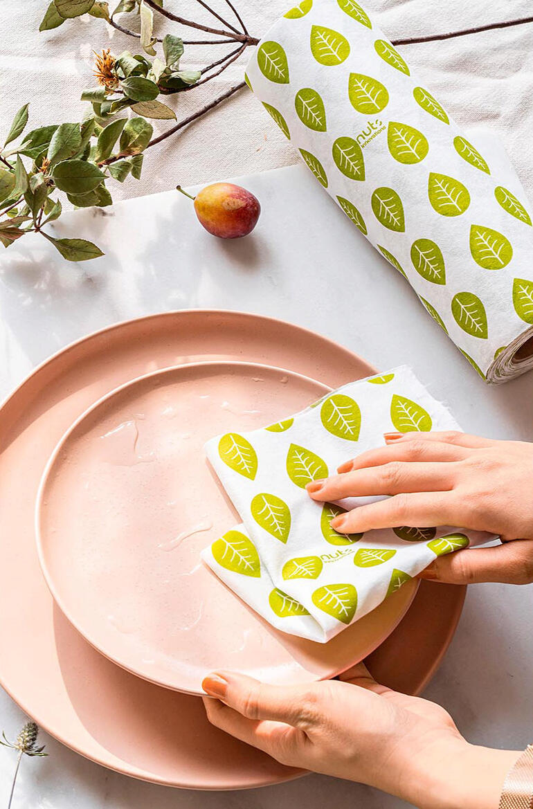 Essuie-tout réutilisable avec design de feuilles vertes sur une table