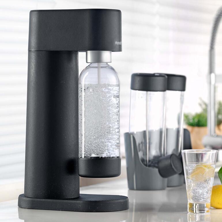 Soda siphon design en noir sur une cuisine