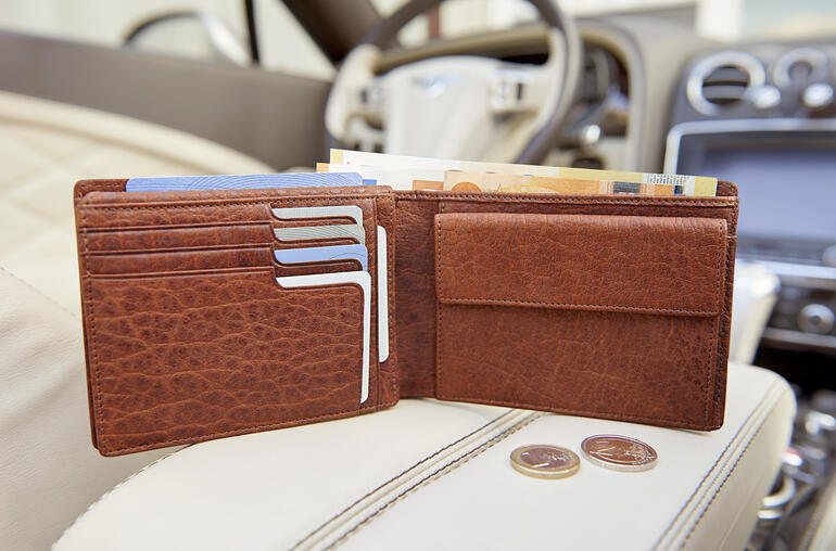 Une organisation pratique, bien agencée et spacieuce. Intérieur du portefeuille en cuir de bison pour hommes OCONI