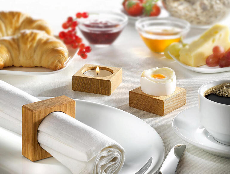 Ronds de serviette en bois sur une table joliment dressée