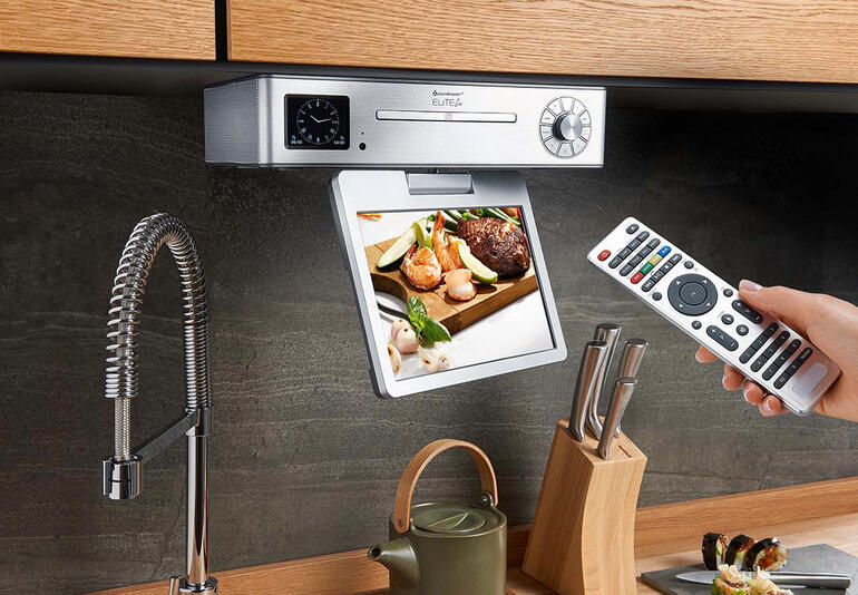 Centre multimédia de cuisine avec tablette et télécommande montés au mur