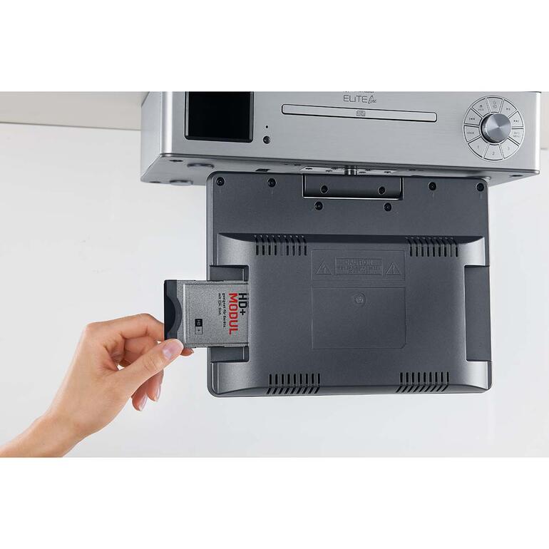 Système multimédia pour la cuisine KTD-1020 SI Main insérant une carte mémoire dans le centre multimédia de cuisine