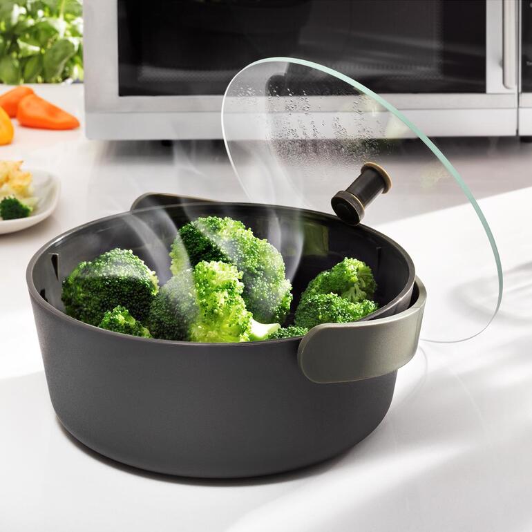 Cuiseur vapeur pour micro-ondes avec brocoli en train de cuire au micro-ondes