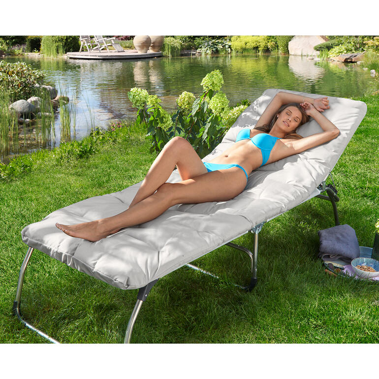 Matelas douillet sur une chaise longue avec une femme en bikini.