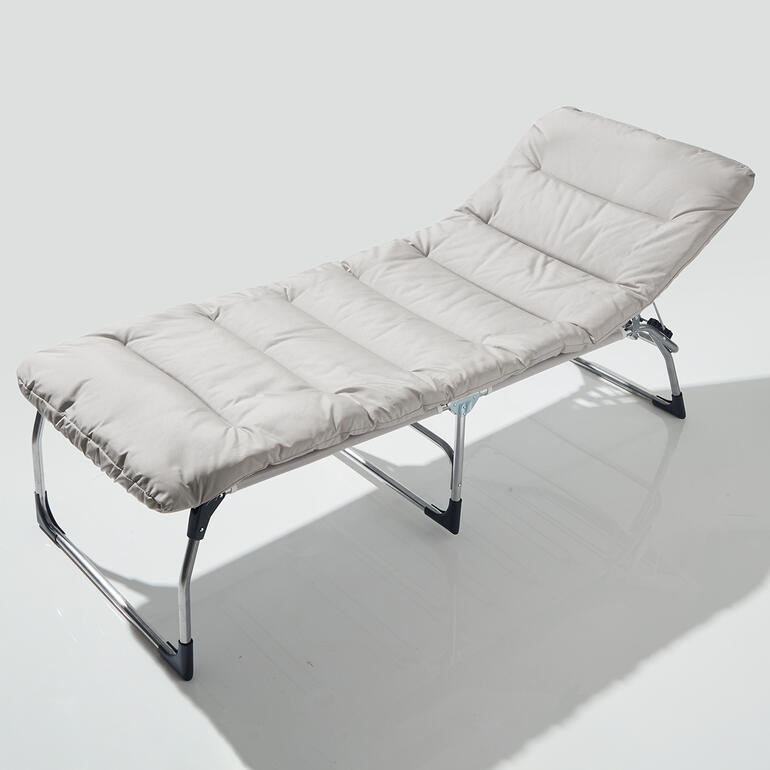 Coussin matelassé moelleux Matelas doux pour chaises longues, plié et vertical.
